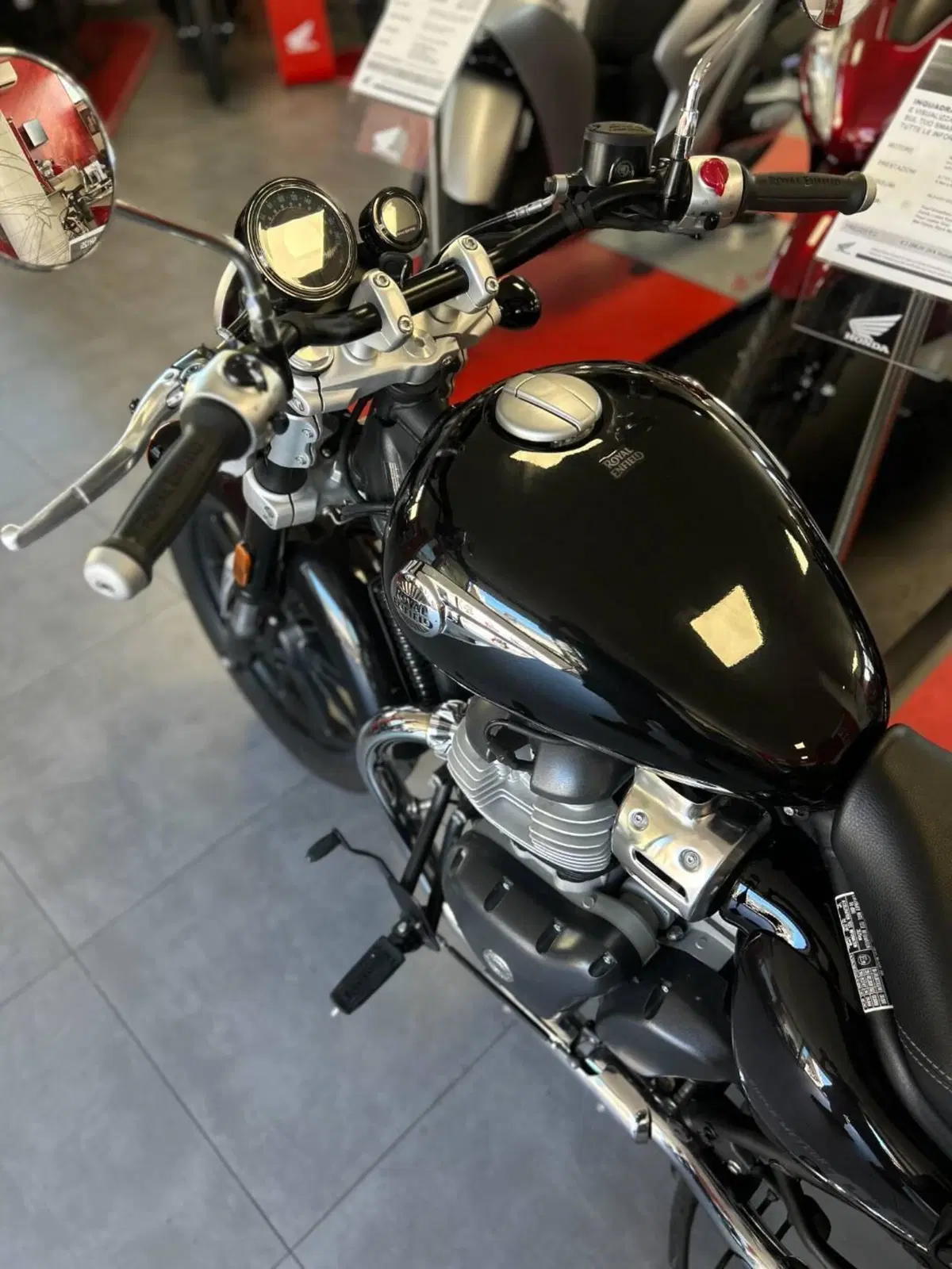 Royal Enfield Super Meteor 650 (2023 - 26) (4)