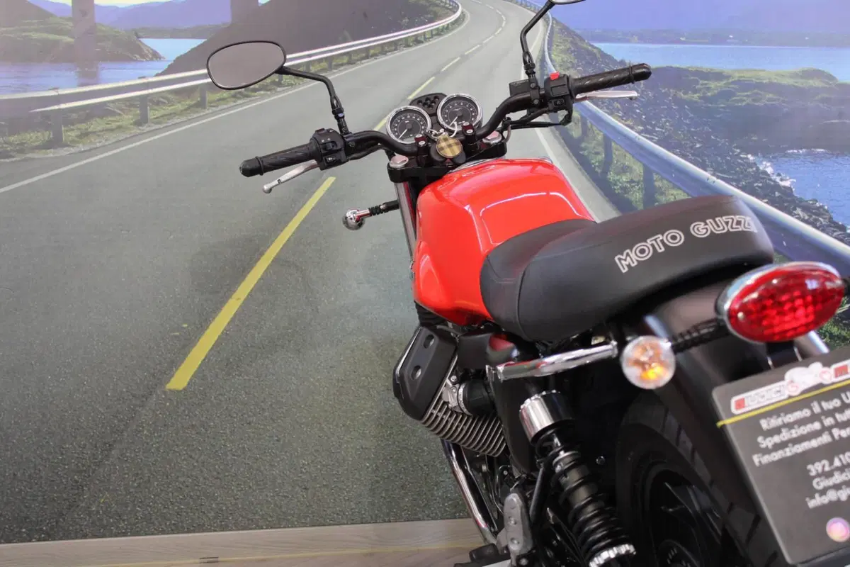 Moto Guzzi V7 II Stone (2015 - 17) (17)