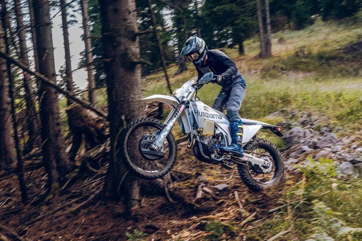 Husqvarna TE 300 Pro e FE 350 Pro, l’enduro si veste da Factory