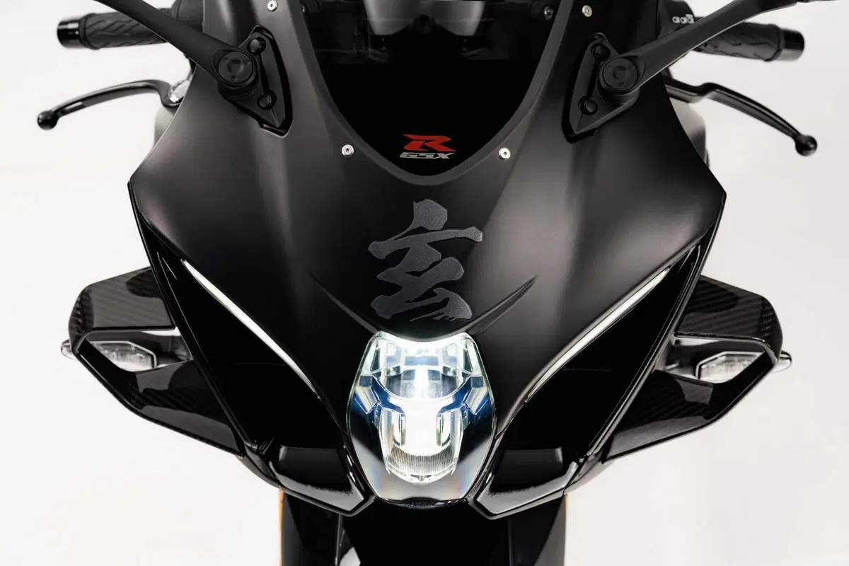 Suzuki GSX-R1000R Stealth, la supersportiva veste il nero più esclusivo [GALLERY] (17)