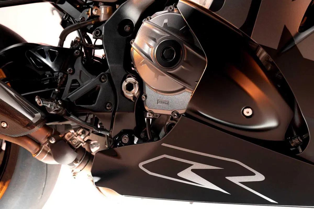 Suzuki GSX-R1000R Stealth, la supersportiva veste il nero più esclusivo [GALLERY] (23)