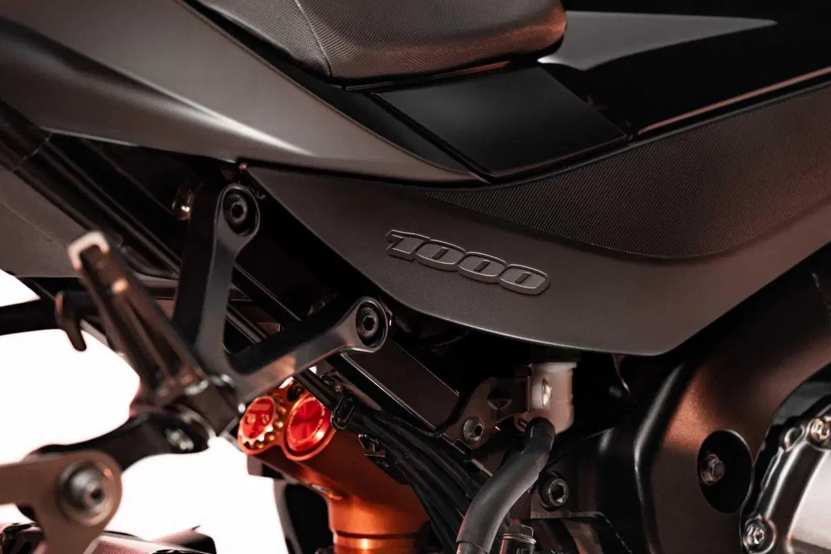 Suzuki GSX-R1000R Stealth, la supersportiva veste il nero più esclusivo [GALLERY] (25)