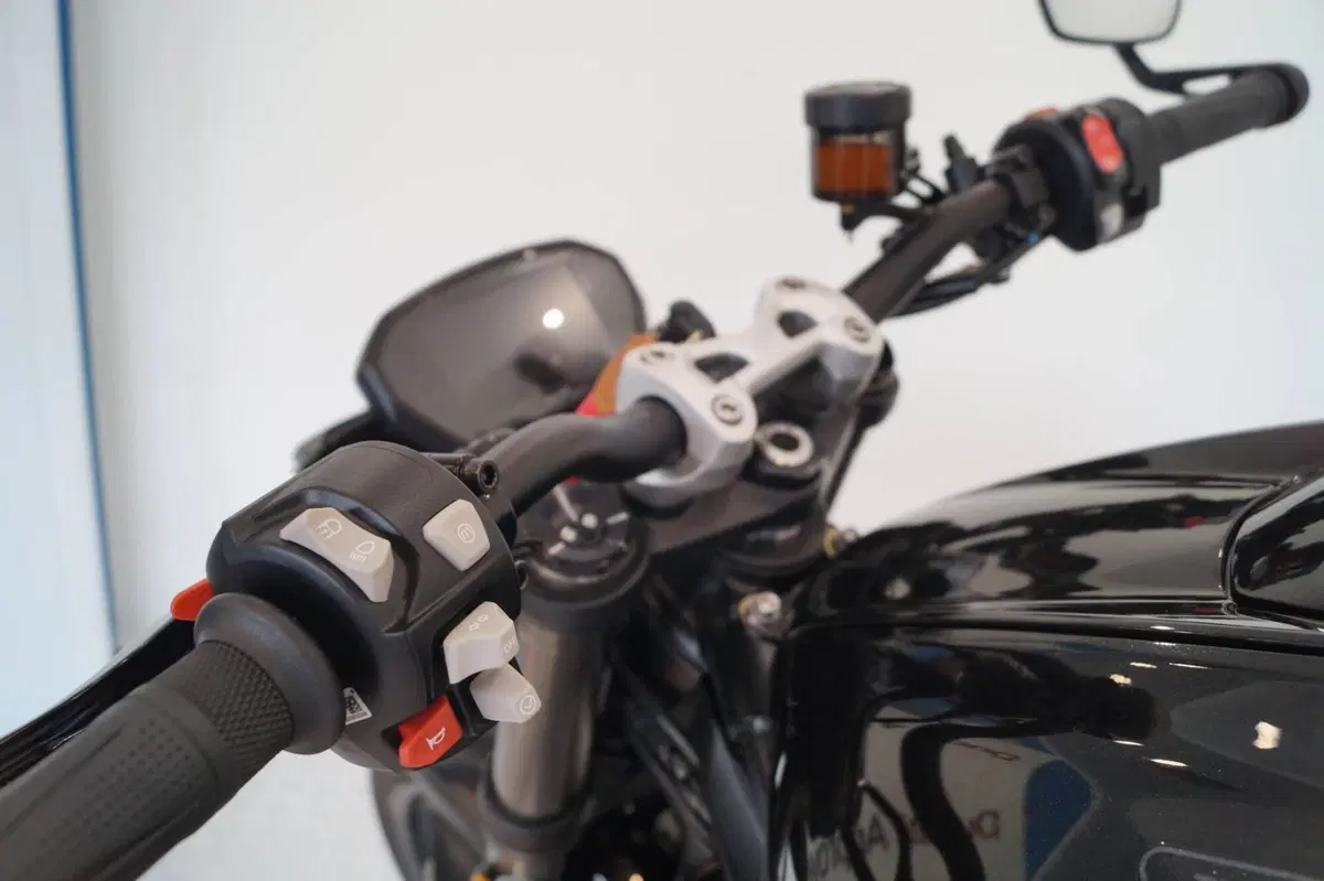 Triumph Street Triple 765 RS (2023 - 26) (8)
