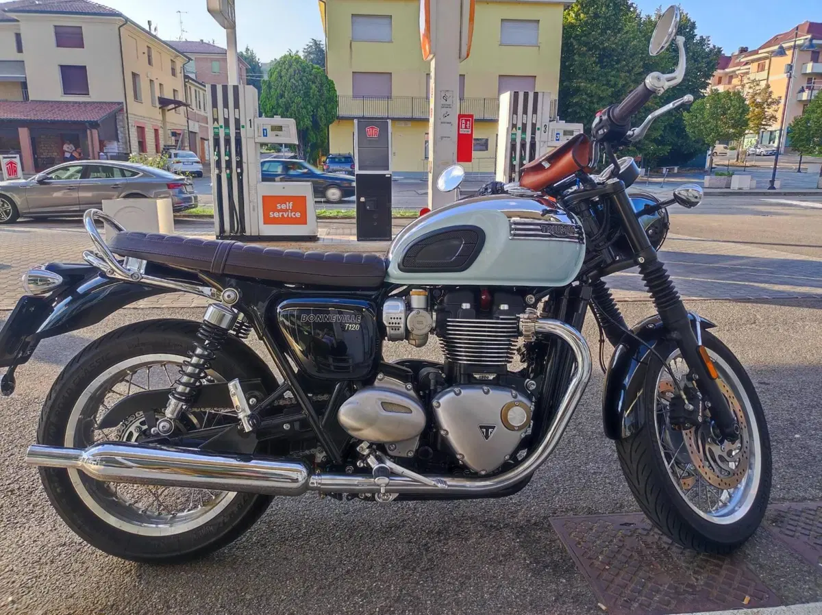Triumph Bonneville T120 Chrome Edition (2023)