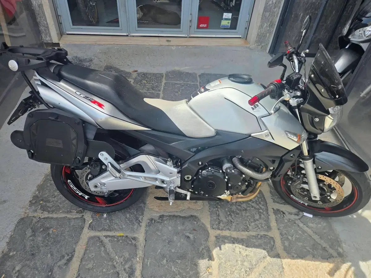 Suzuki GSR 600 (2006 - 11) (3)