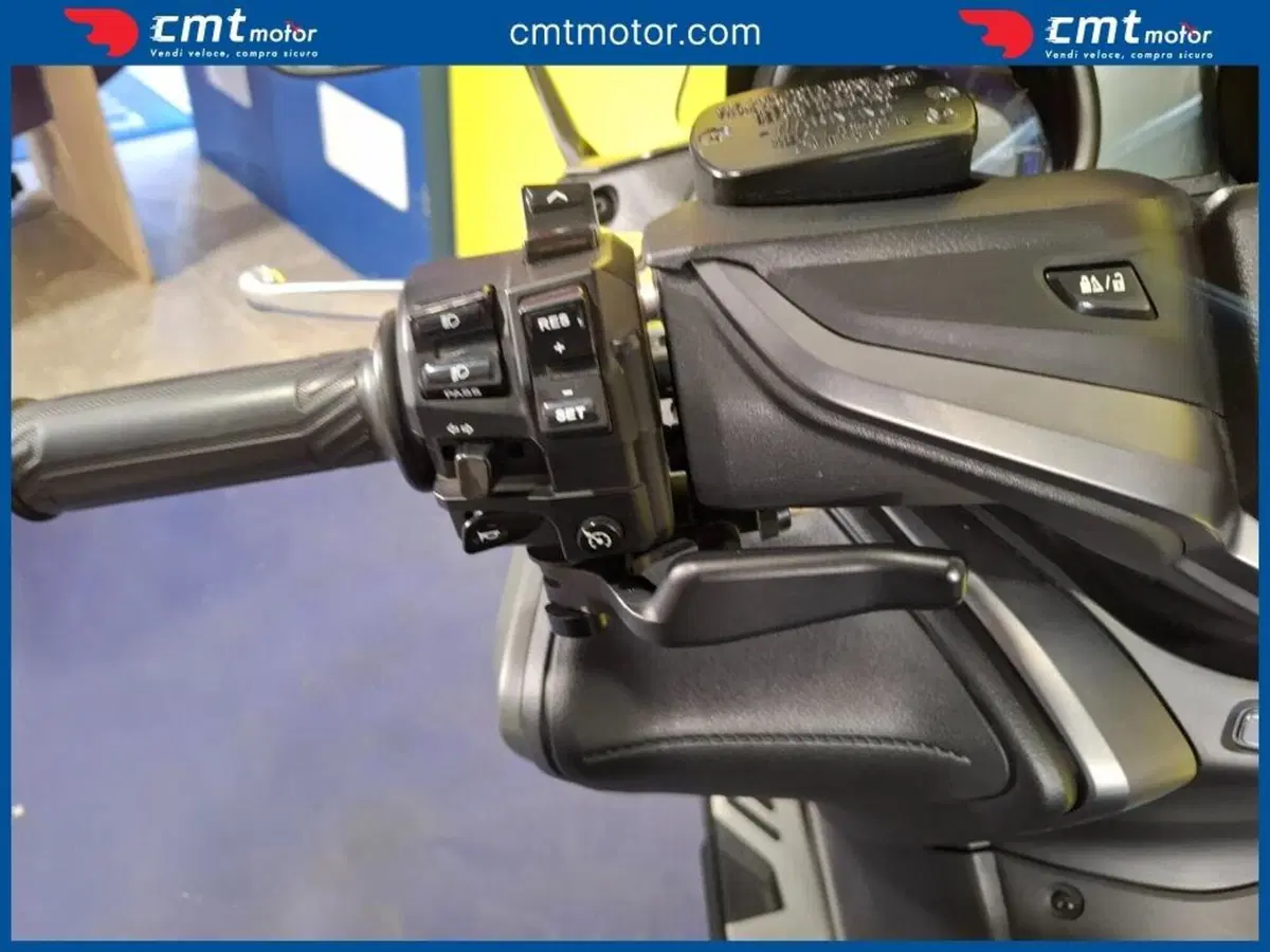 Yamaha T-Max 560 Tech Max (2020) (8)