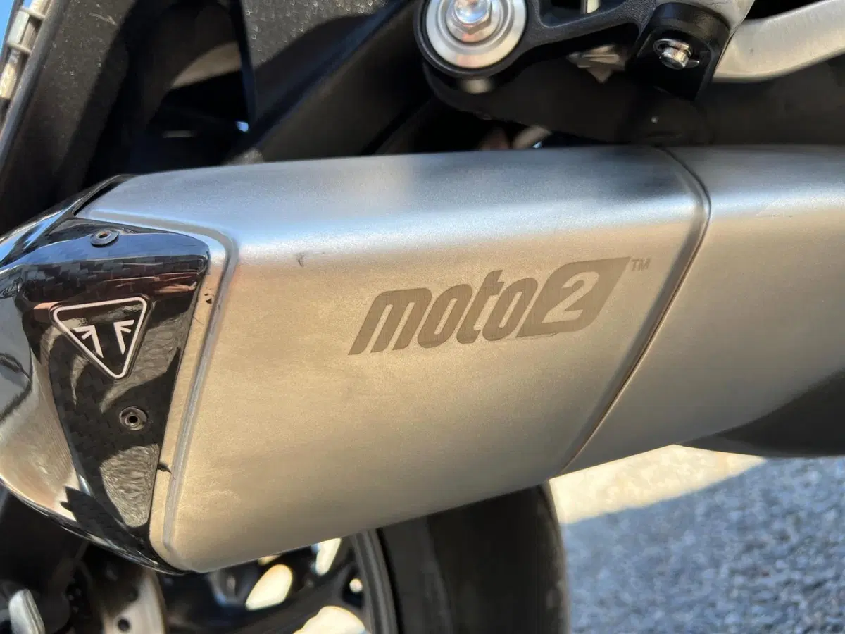 Triumph Street Triple 765 Moto2 Edition (2023 - 24) (2)