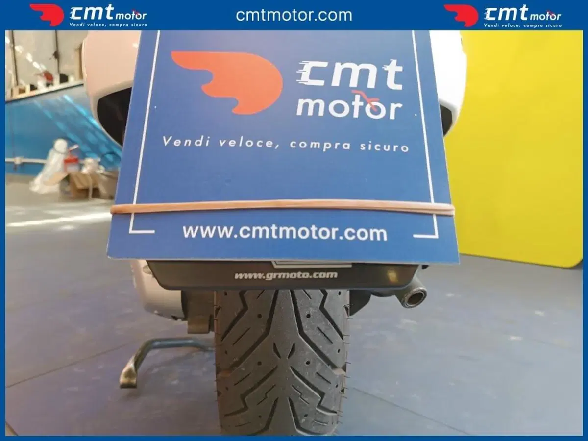 Vespa GTS 300 Super Hpe (2018 - 19) (14)