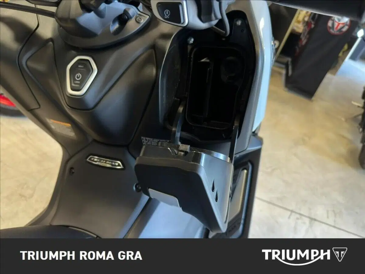 Yamaha T-Max 560 Tech Max (2025 - 26) (15)