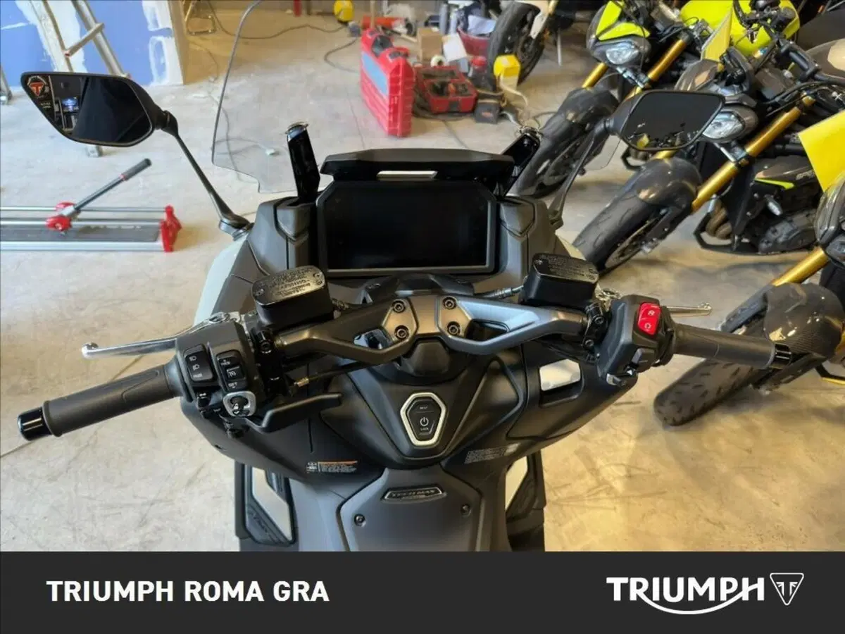Yamaha T-Max 560 Tech Max (2025 - 26) (19)