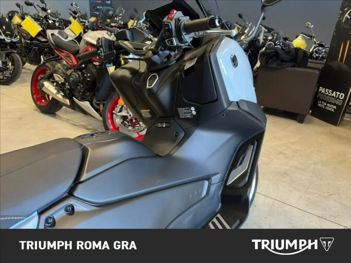 Yamaha T-Max 560 Tech Max (2025 - 26) (16)