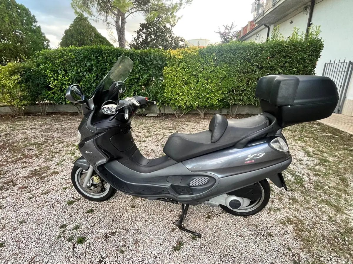 Piaggio X9 200 Evolution (9)