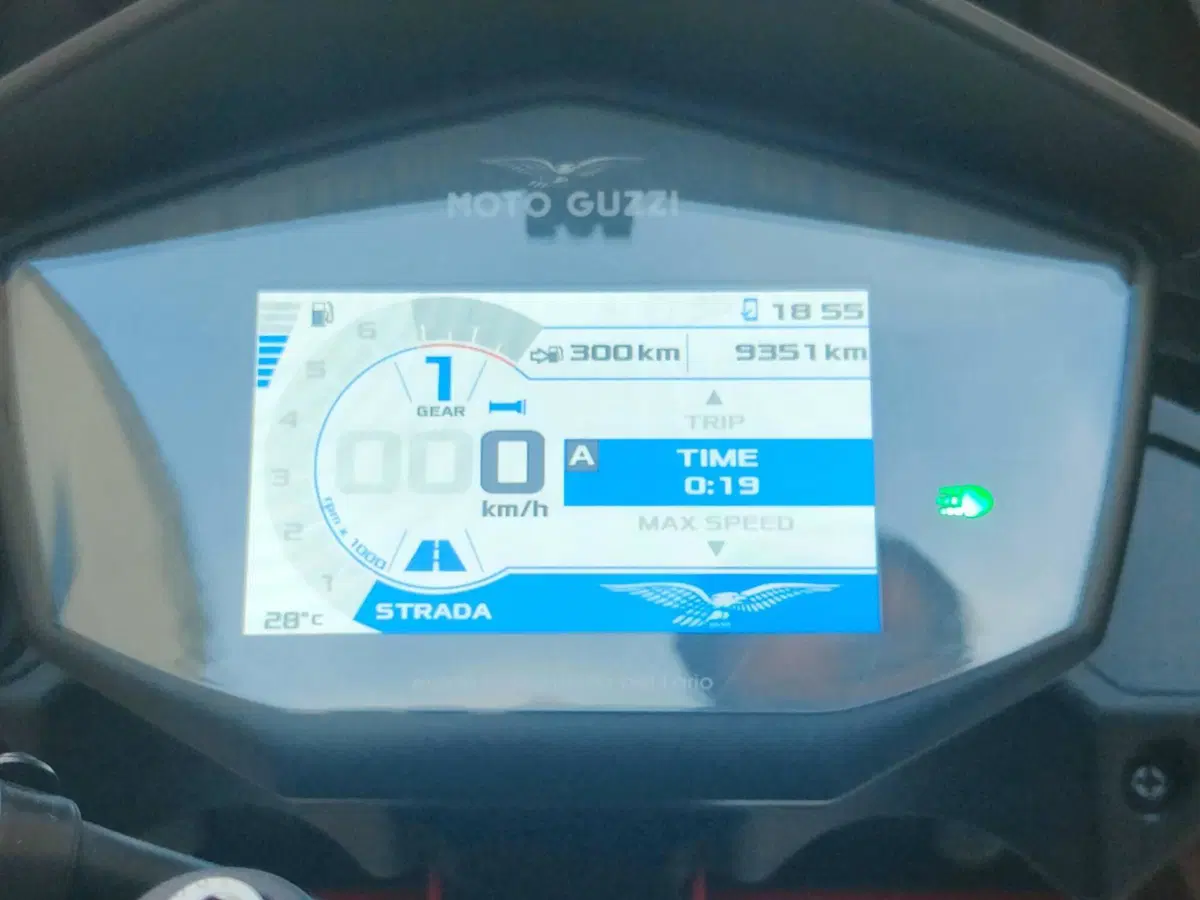 Moto Guzzi V85 TT (2021 - 23) (2)