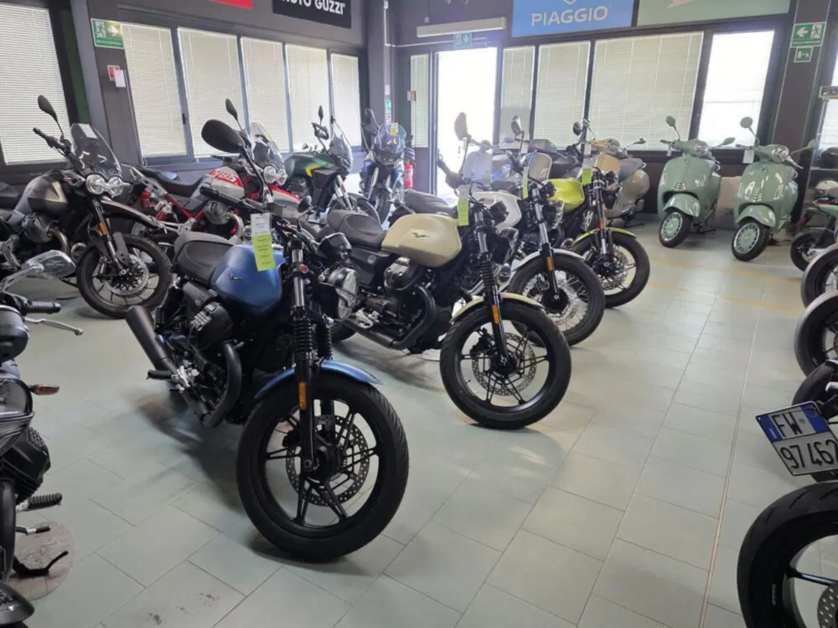 Moto Guzzi V7 Stone (2025 - 26)