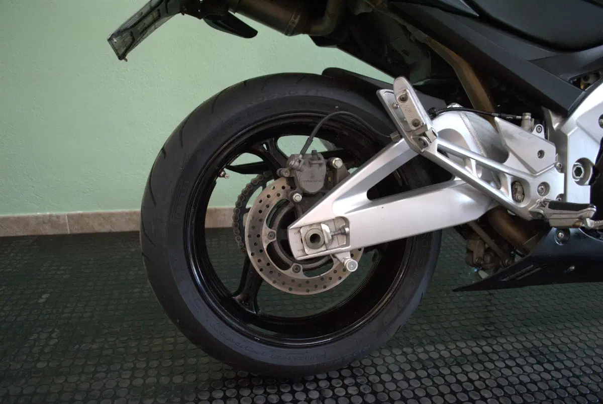 Suzuki GSR 600 (2006 - 11) (3)