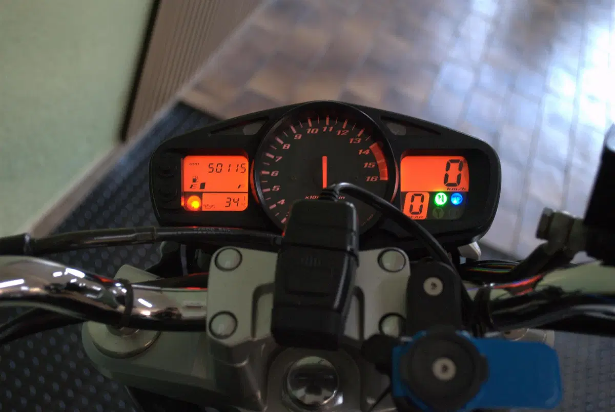 Suzuki GSR 600 (2006 - 11) (4)