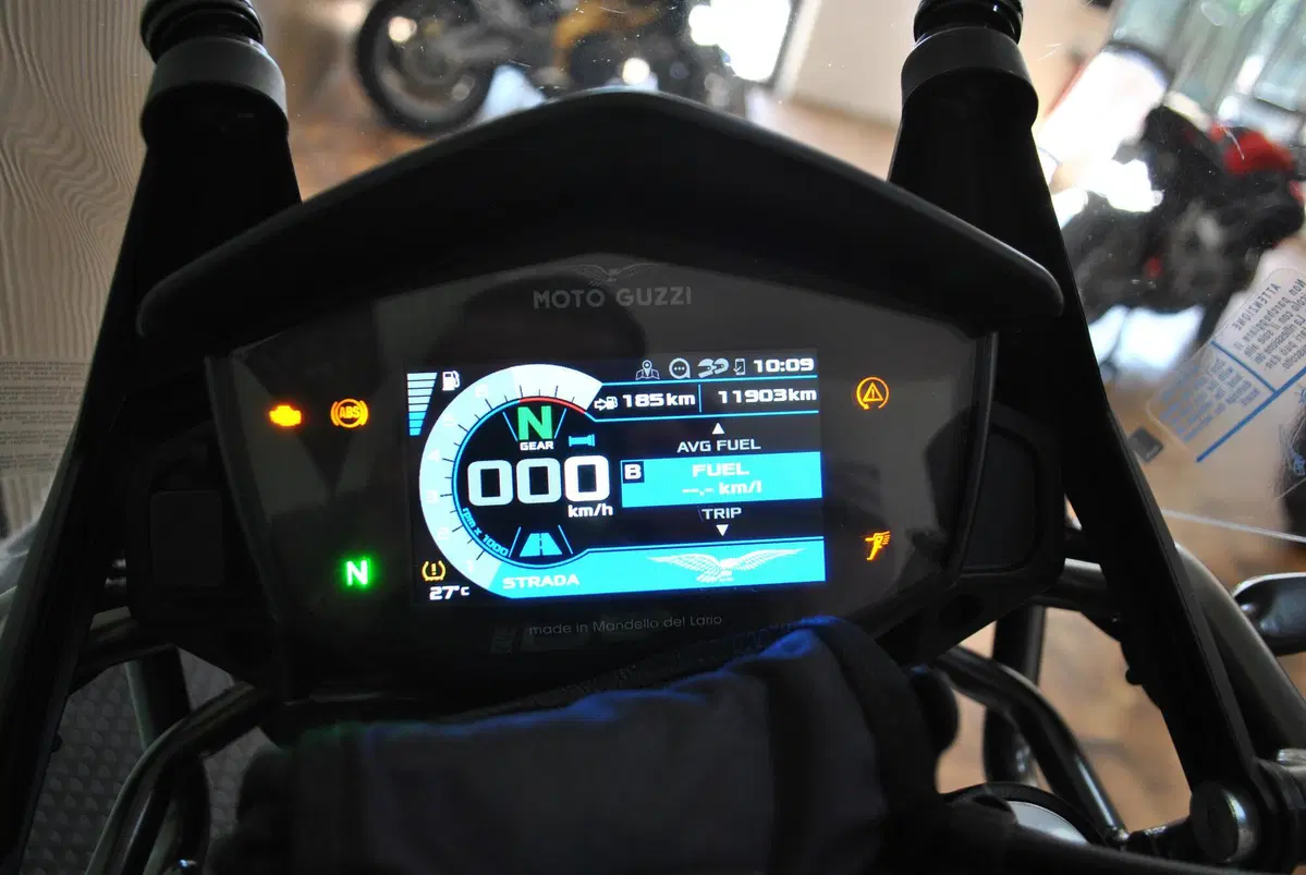 Moto Guzzi V85 TT (2021 - 23) (3)