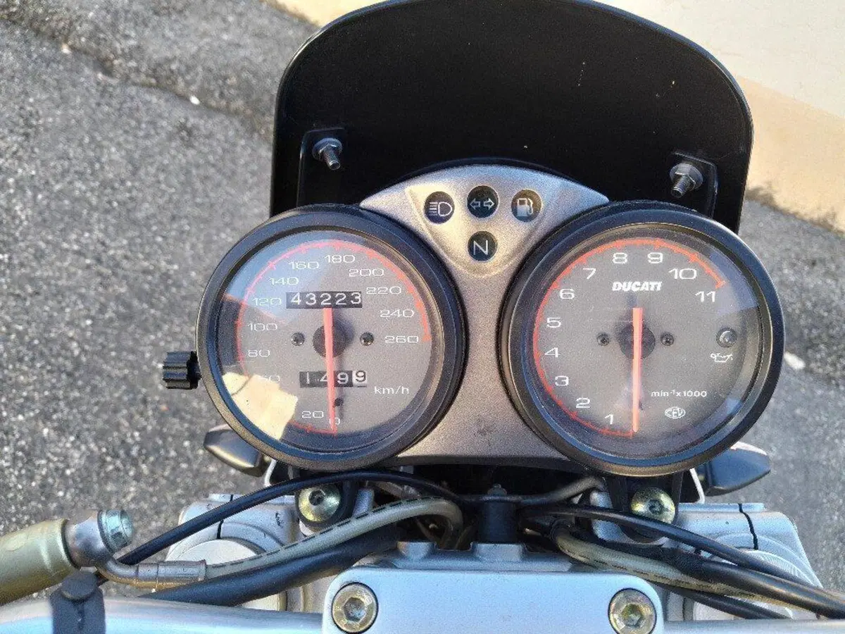 Ducati Monster 900 Dark (1999 - 02) (10)