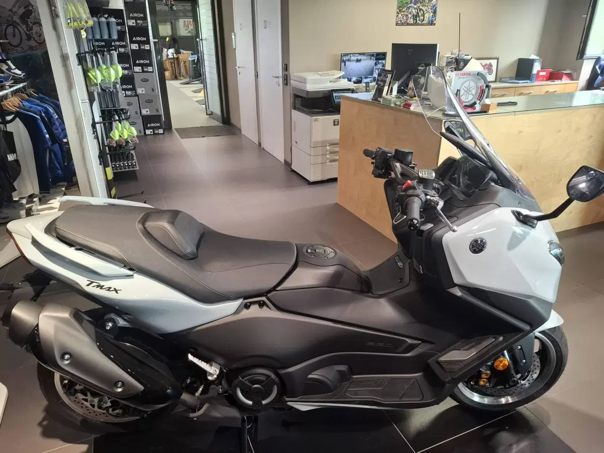 Yamaha T-Max 560 Tech Max (2025 - 26) (2)