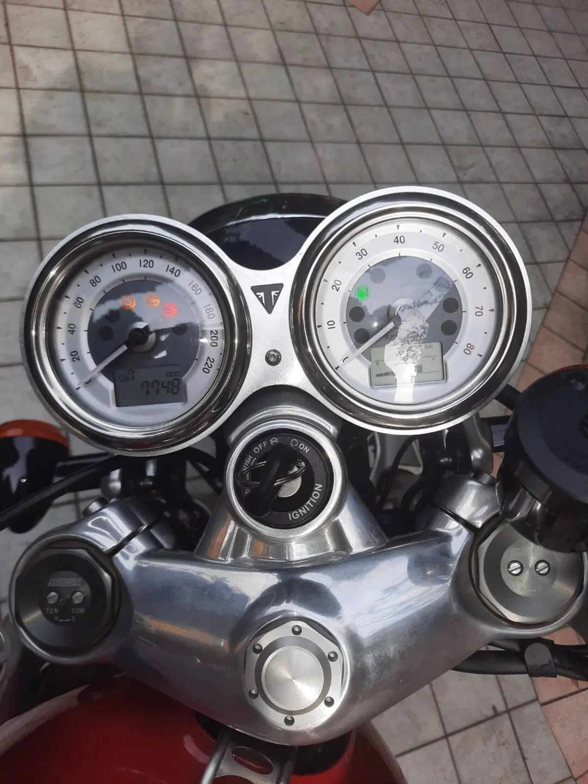 Triumph Thruxton 1200 R (2016) (2)