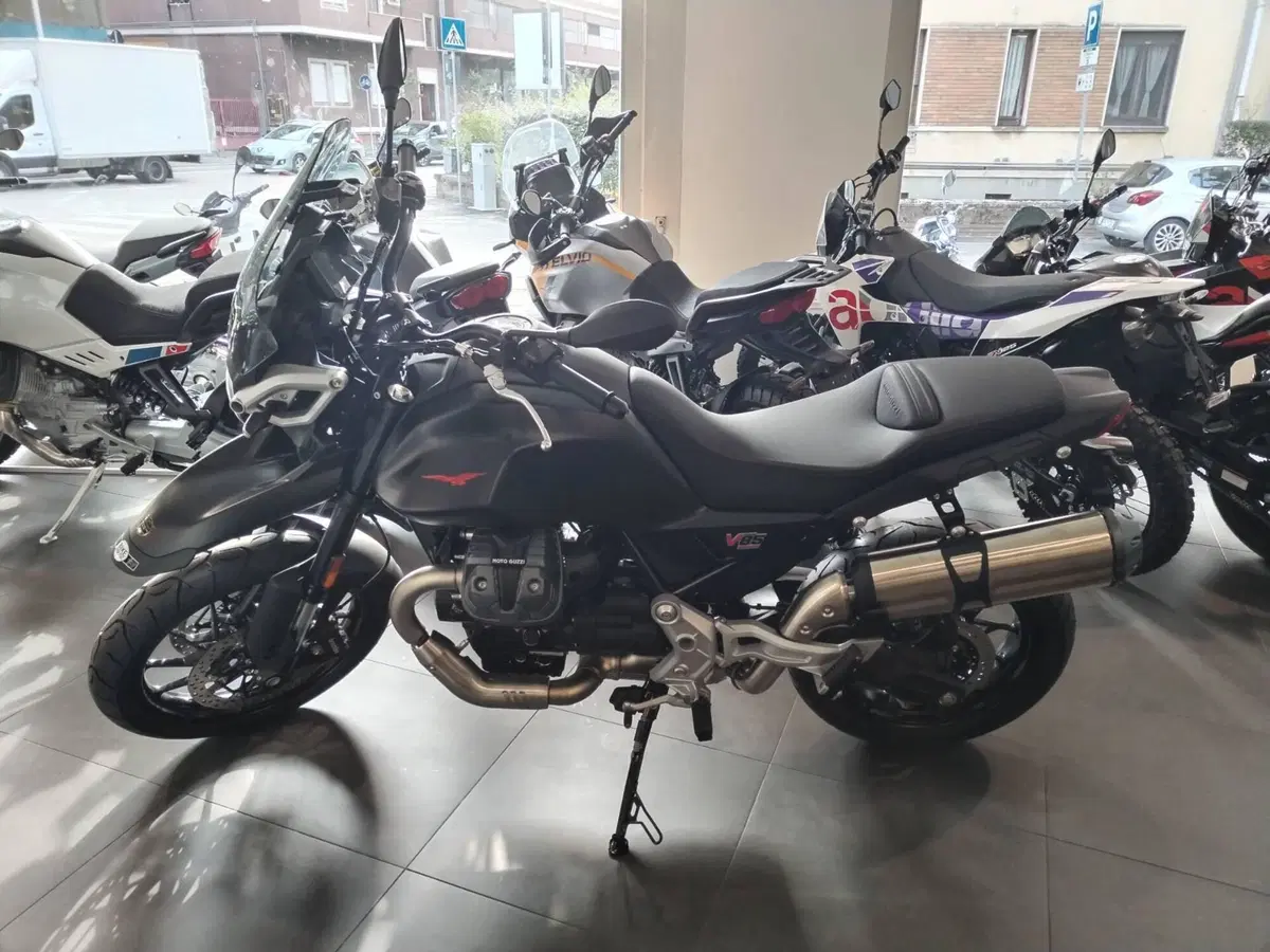 Moto Guzzi V85 Strada (2024 - 26)