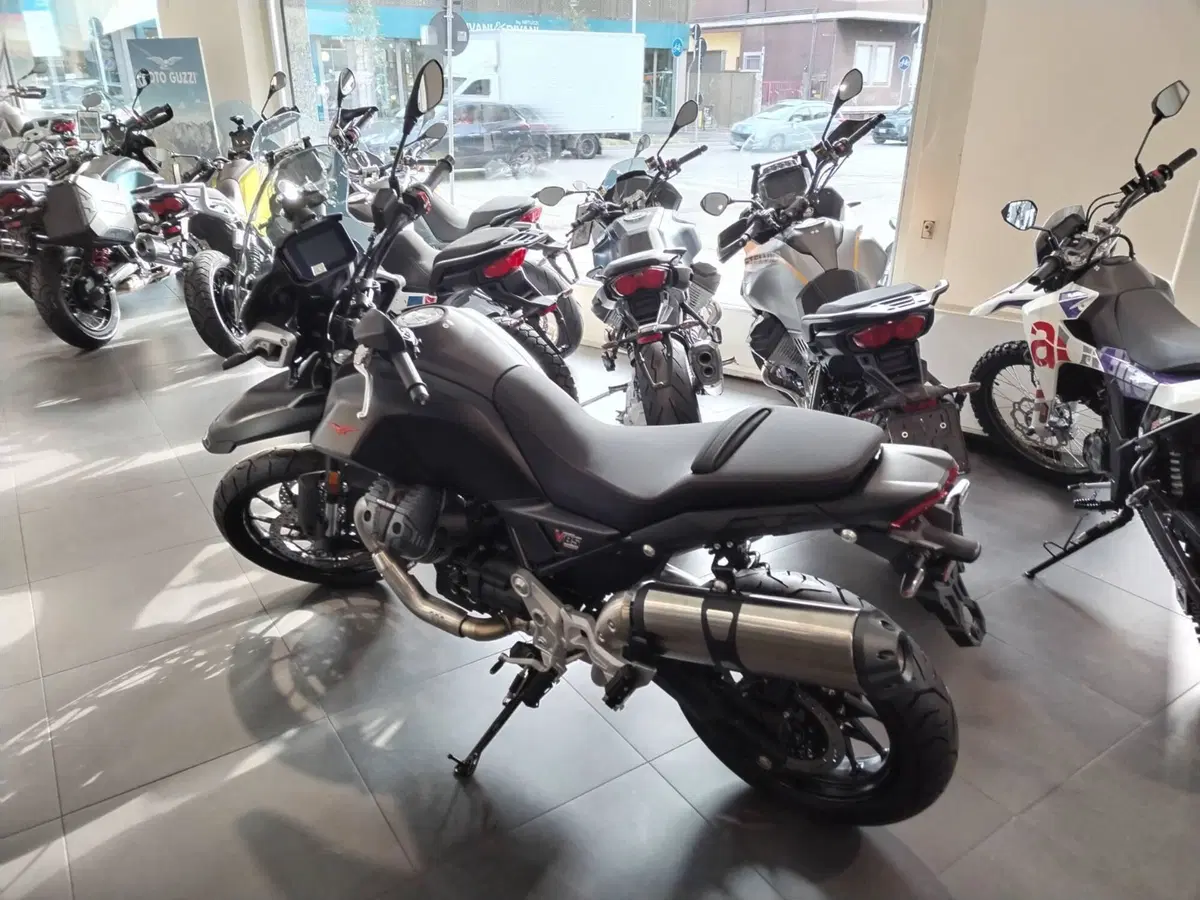 Moto Guzzi V85 Strada (2024 - 26) (2)