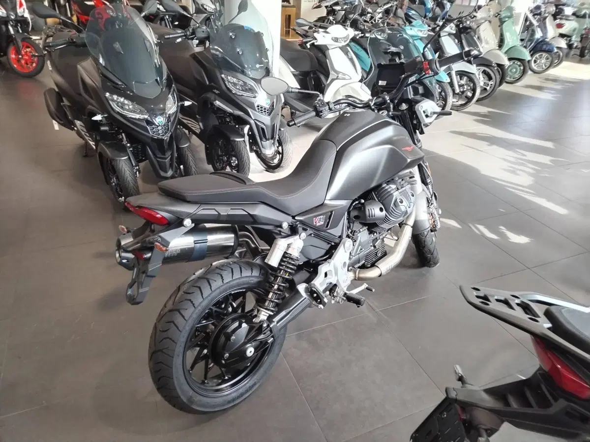 Moto Guzzi V85 Strada (2024 - 26) (3)