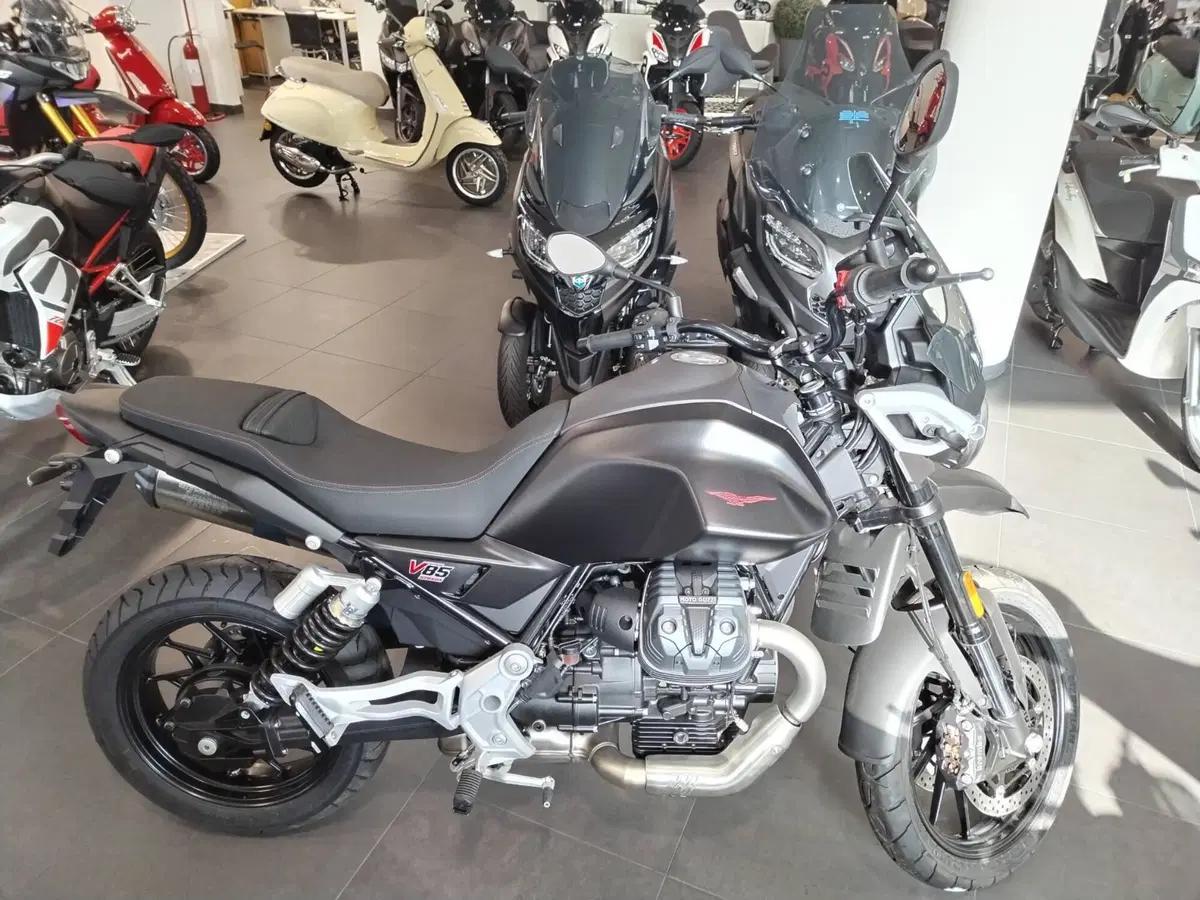 Moto Guzzi V85 Strada (2024 - 26) (4)