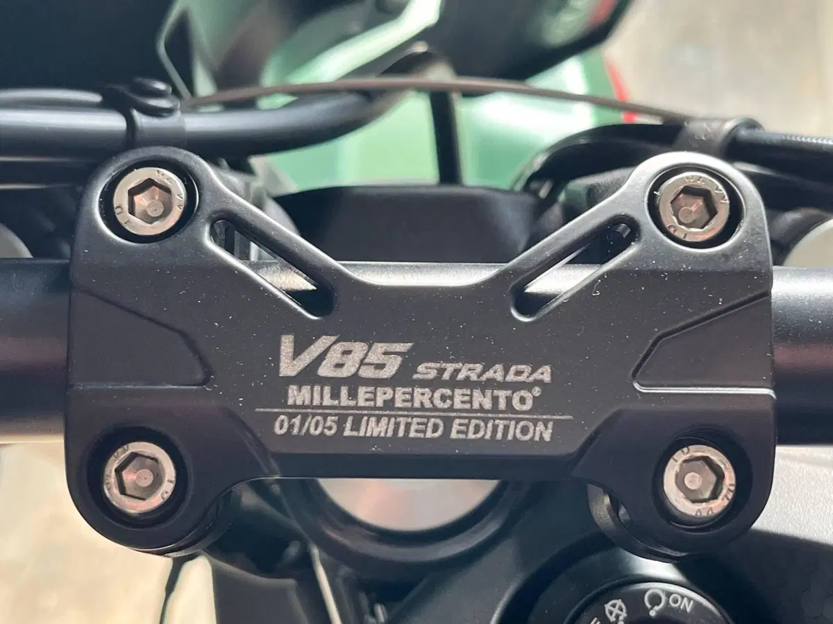 Moto Guzzi V85 Strada (2024 - 26) (2)