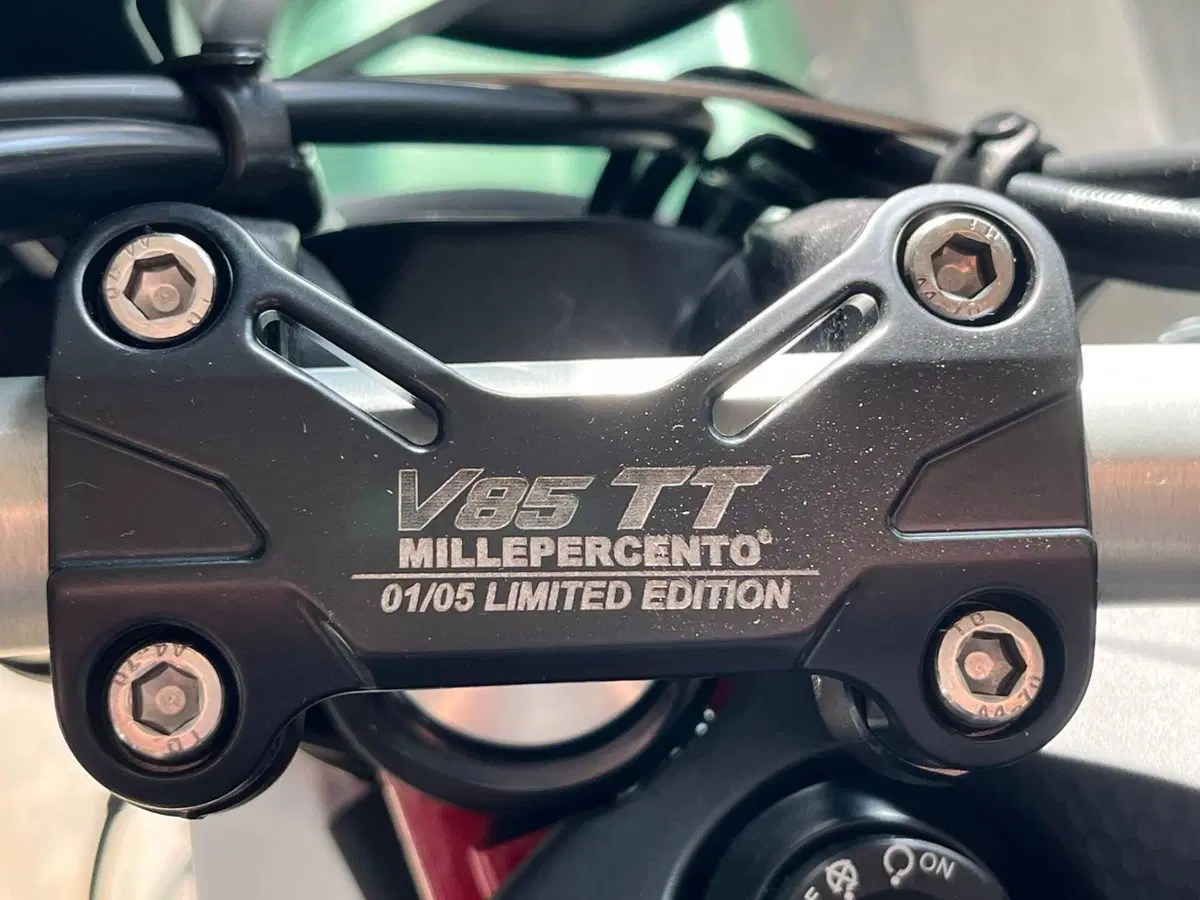 Moto Guzzi V85 TT (2024 - 26) (2)