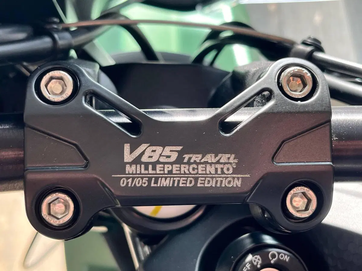 Moto Guzzi V85 TT Travel (2024 - 26) (2)
