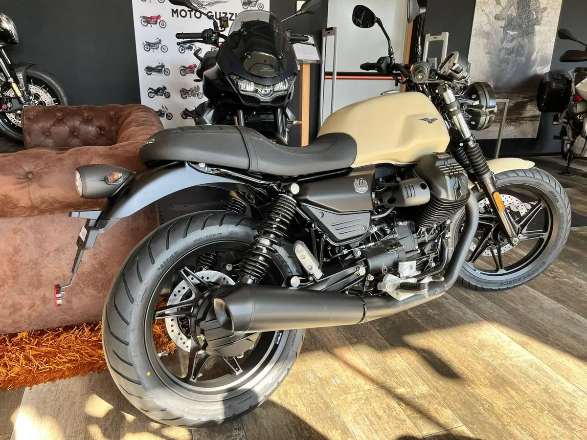 Moto Guzzi V7 Stone (2025 - 26) (3)