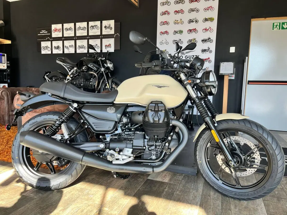 Moto Guzzi V7 Stone (2025 - 26) (2)