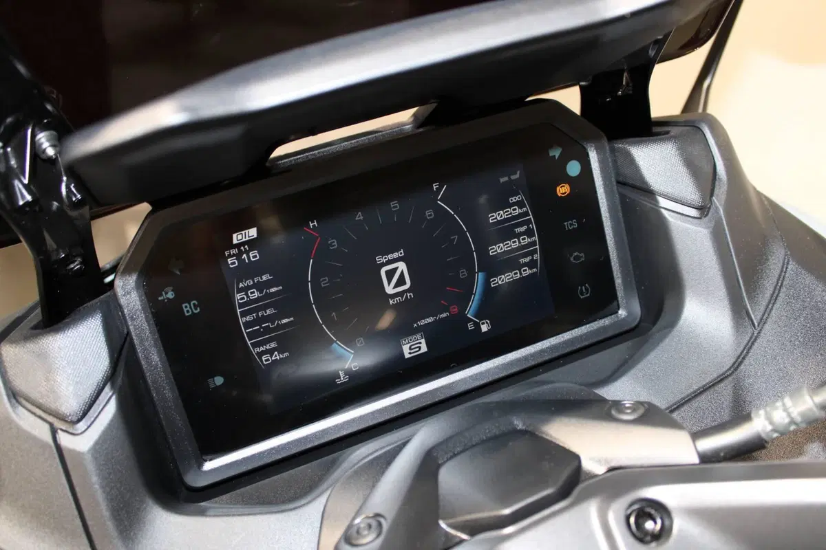 Yamaha T-Max 560 Tech Max (2025 - 26) (6)