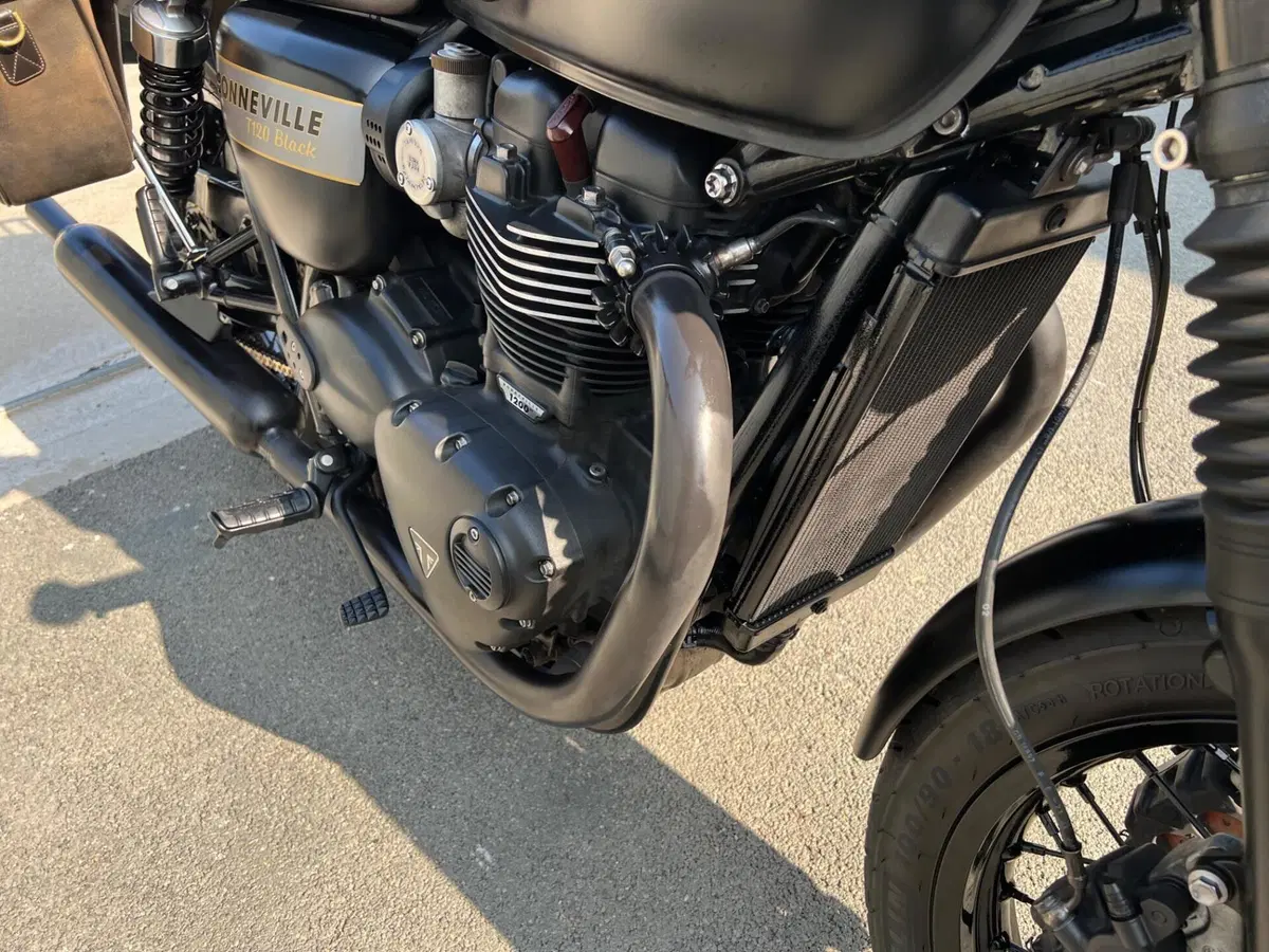 Triumph Bonneville T120 Gold Line Edition (2022 - 23) (16)
