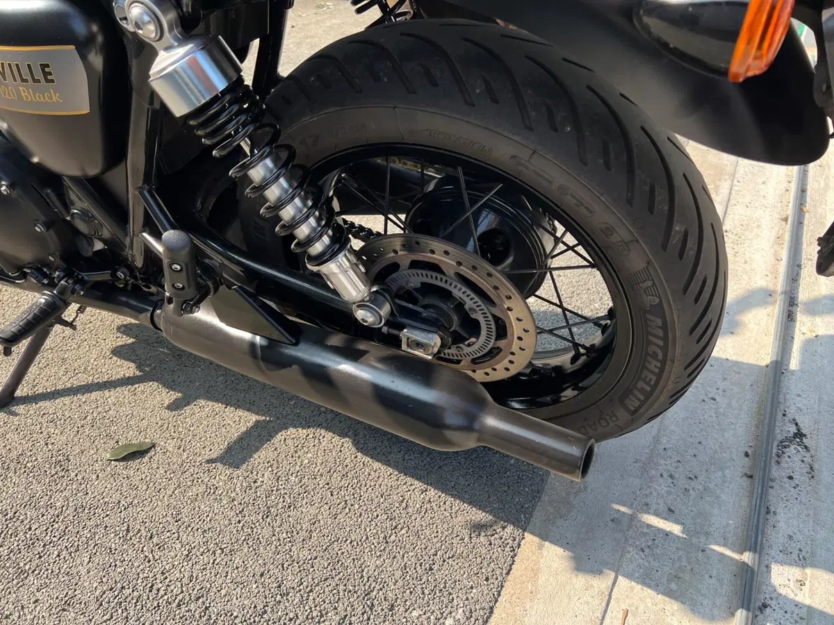Triumph Bonneville T120 Gold Line Edition (2022 - 23) (19)