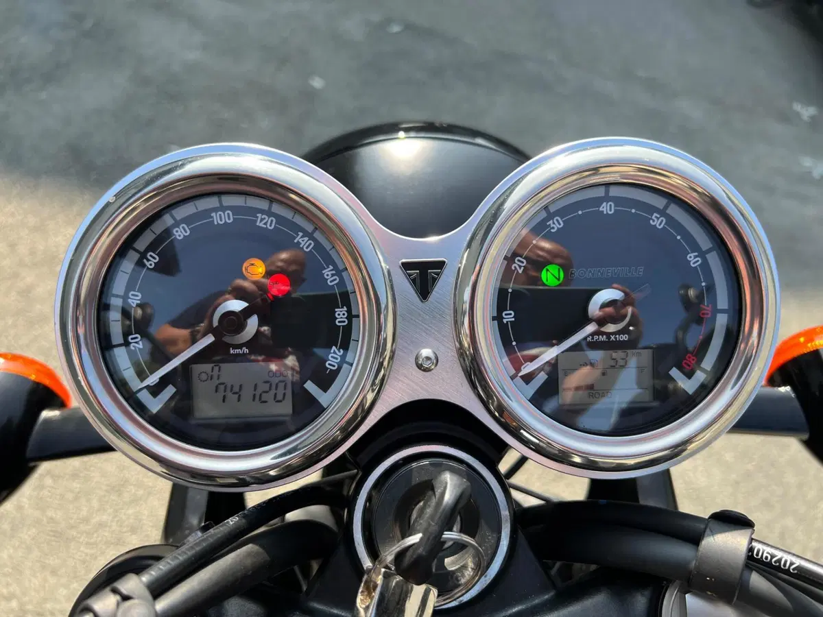 Triumph Bonneville T120 Gold Line Edition (2022 - 23) (5)
