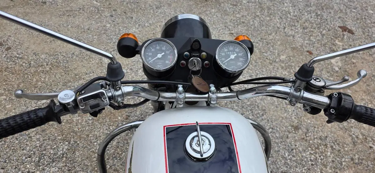Moto Guzzi V7 750 SPECIAL (9)