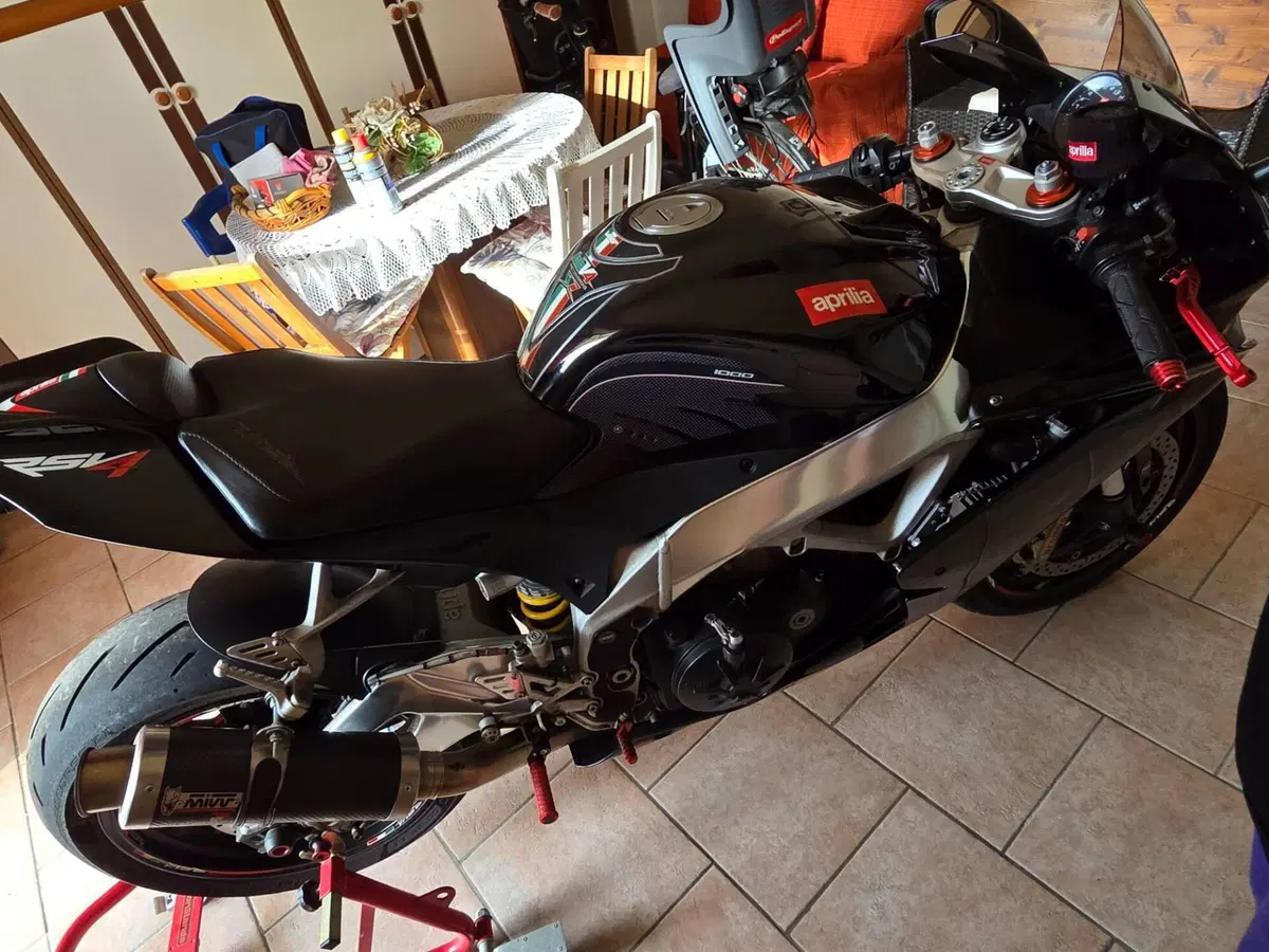 Aprilia RSV4 R (2009 - 12) (2)