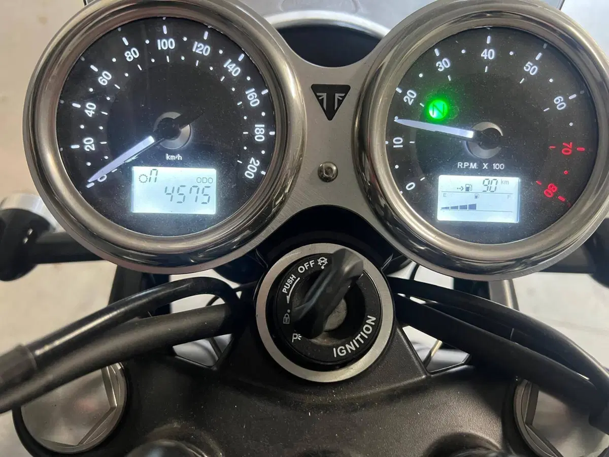 Triumph Bonneville T100 Black (2017 - 20) (11)