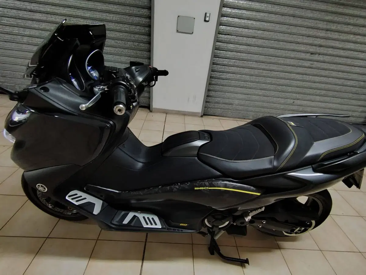 Yamaha T-Max 560 20° anniversario (2021) (3)