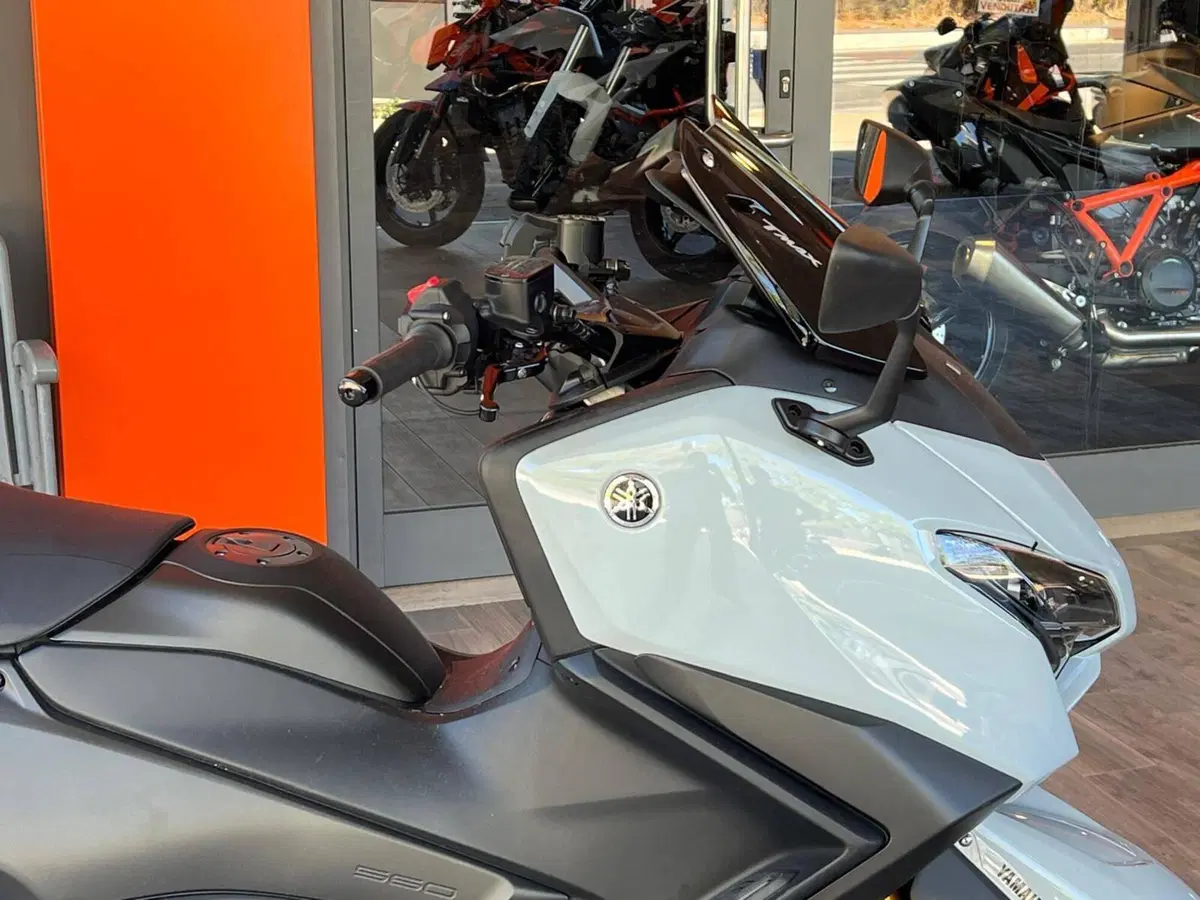 Yamaha T-Max 560 Tech Max (2025 - 26) (4)
