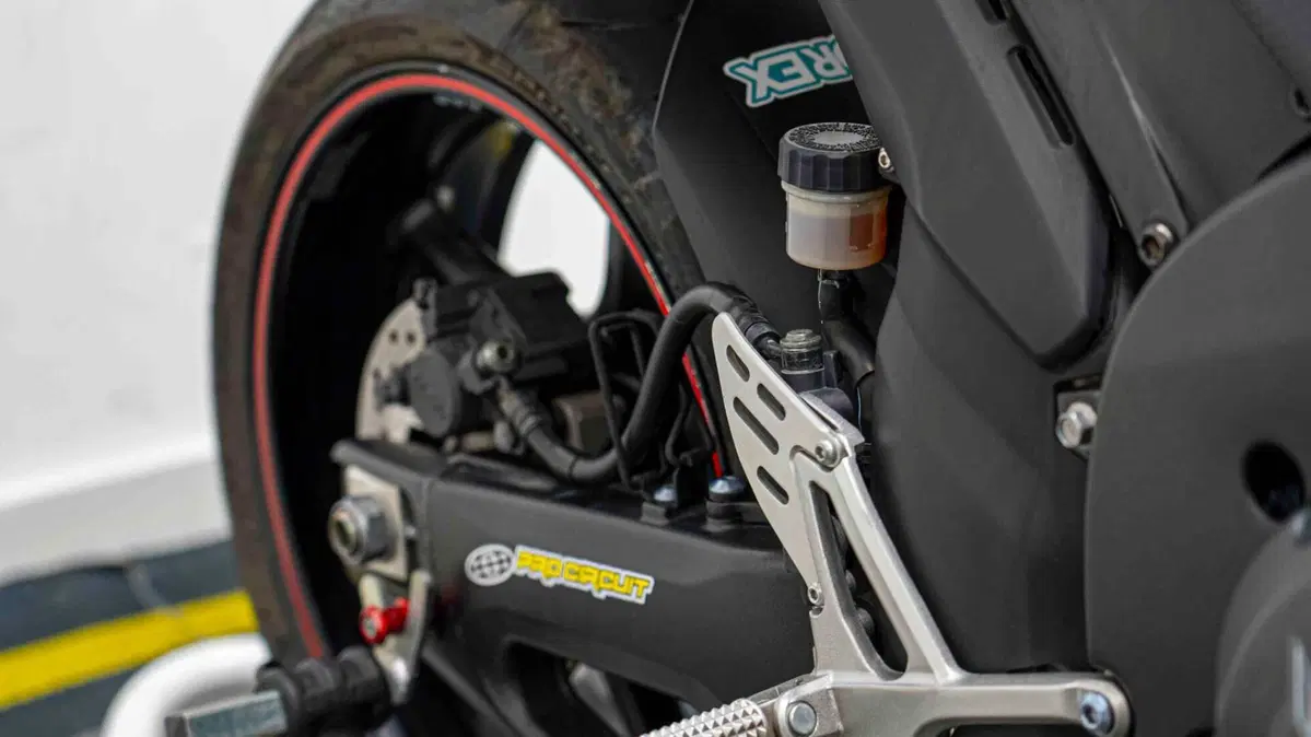 Yamaha YZF R1 (2007 - 08) (5)