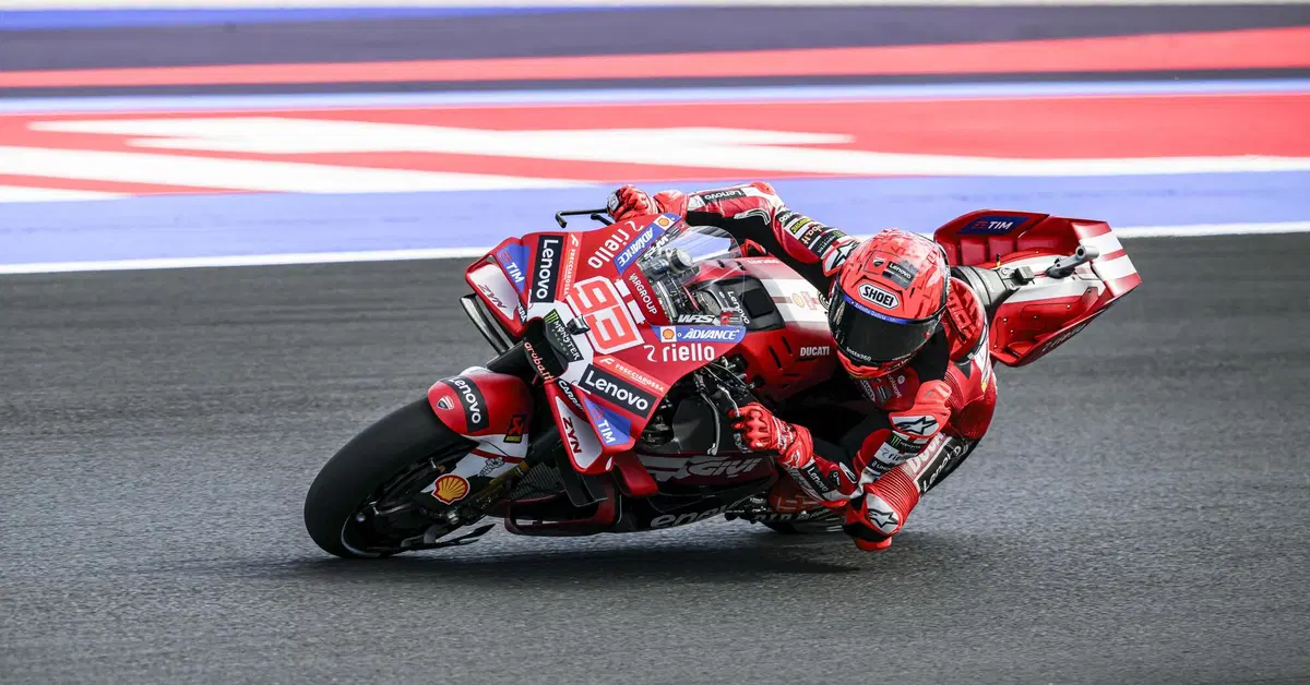 MotoGP 2026. GP di San Marino a Misano. La Sprint si decide alla prima curva: Marc Márquez infila Marco Bezzecchi e va a vincere! [CLASSIFICA]