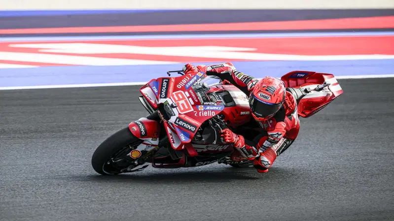 MotoGP 2026. GP di San Marino a Misano. La Sprint si decide alla prima curva: Marc Márquez infila Marco Bezzecchi e va a vincere! [CLASSIFICA]
