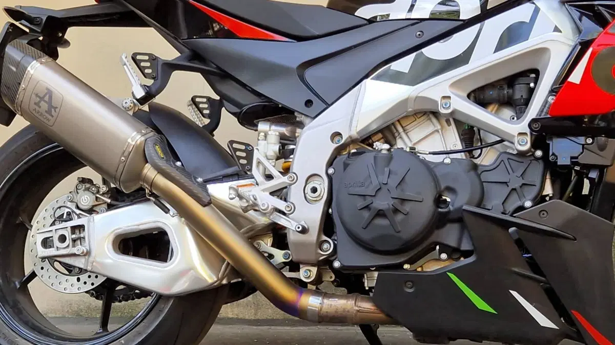 Aprilia Tuono V4 Factory (2021 - 24) (3)