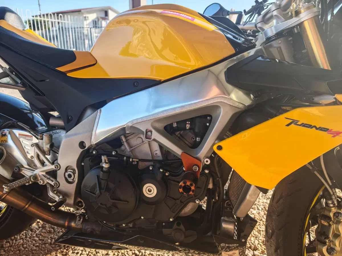 Aprilia Tuono V4 R APRC (2011 - 13) (3)