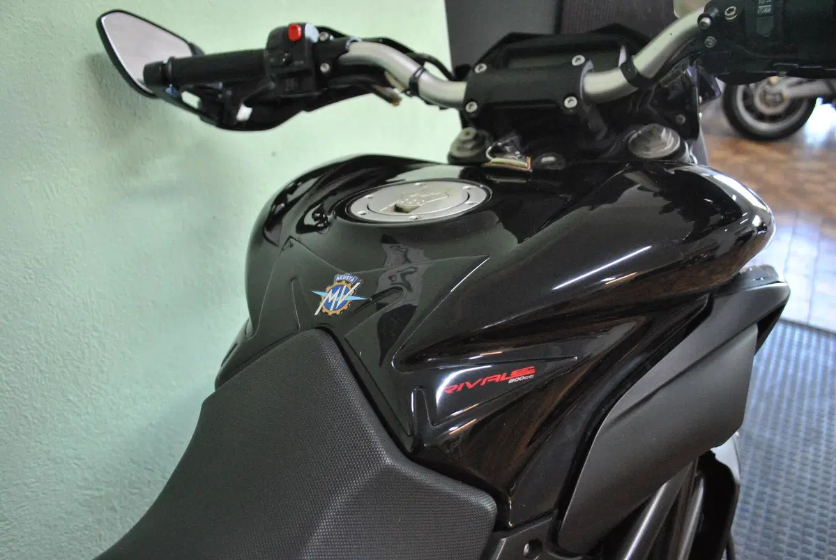MV Agusta Rivale 800 EAS ABS (2013 - 17) (4)