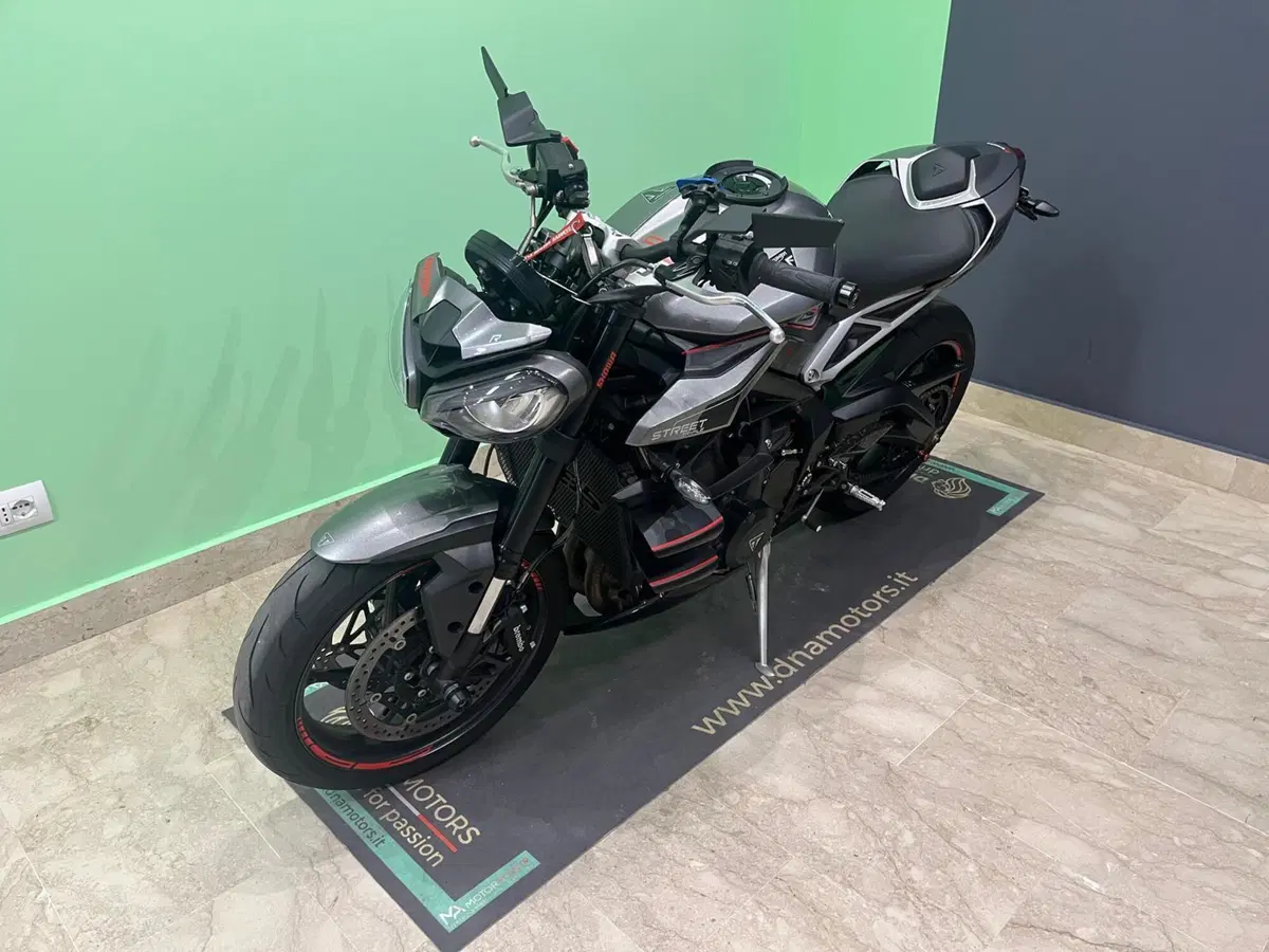 Triumph Street Triple 765 R (2023 - 26)