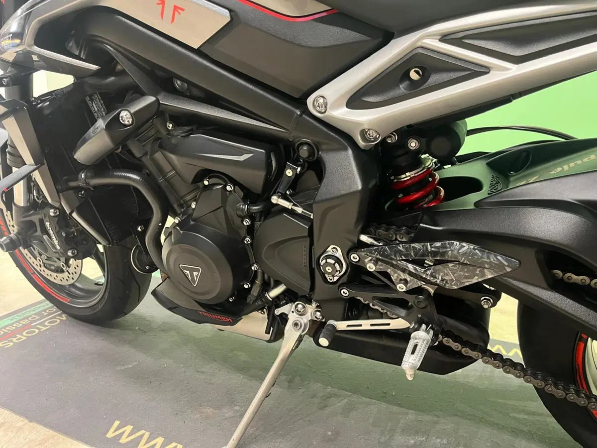 Triumph Street Triple 765 R (2023 - 26) (8)